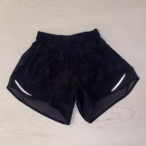 Lululemon Hotty Hot Low-Rise Lined Short 4”. Heritage 365 Camo Deep Coal Multi.